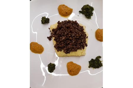 black lentils on potato mash